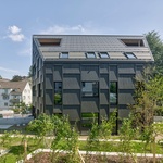 Švýcarský bytový dům na to jde jinak. Nechce zapadnout, ale vyniknout. A je ze dřeva. Foto: Jürg Zimmermann