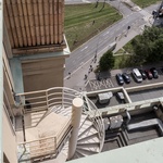 Venkovní vřetenové schodiště na střechu jižního křídla budovy