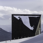 Černý diamant září na bílé stráni. Horská chata spojuje staré a nové technologie Foto: Martin Innerdal Dalen