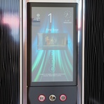 Tento barevný 16“ dotykový TFT Displej nahradí tlačítkový panel v kabině výtahu