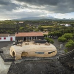Bar vypadá jako velryba na pobřeží. Vstoupit do jejího břicha je unikátní zážitek korunovaný skvělým vínem. Foto: Fernando Guerra | FG + SG