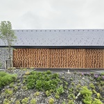 Malé bistro v moderní stodole. Jeho architektura pozvedla pohostinství v oblasti. Foto: Tamás Bujnovszky, Gábor Sajtos