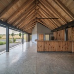 Malé bistro v moderní stodole. Jeho architektura pozvedla pohostinství v oblasti. Foto: Tamás Bujnovszky, Gábor Sajtos