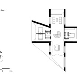 Dům má tvar kříže se schodištěm uprostřed. Vyhlíží do krásné přírody s drsným počasím. Zdroj: Saunders Architecture