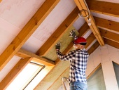 Dřevěné trámové stropy ve starém domě nebo chalupě: Jak je rekonstruovat a nepokazit?