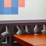 Detail stolu a stěn. Foto: Studio Flusser