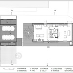 Kočka, pes a papoušek v čistém domě bez alergií. Hlavním materiálem je dřevo. Zdroj: OFIS Architects