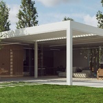 Elegantní hliníková pergola od CLIMAXU propojuje interiér s exteriérem a vytváří přechodovou zónu. Zdroj: CLIMAX