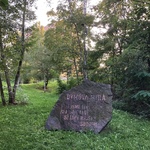 Památník na bývalou osadu na Třebešíně, kterou její obyvatelé nazývali Dýmová hora. Foto Martina Dokoupilová