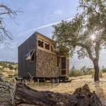 TinyHouse Terra 2. Třikrát stejně, přesto jinak. Kapesní domky na svahu jsou jako sourozenci. Foto: João Carranca