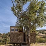 TinyHouse Terra 2. Třikrát stejně, přesto jinak. Kapesní domky na svahu jsou jako sourozenci. Foto: João Carranca