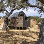 TinyHouse Terra 3. Třikrát stejně, přesto jinak. Kapesní domky na svahu jsou jako sourozenci. Foto: João Carranca