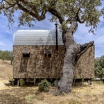 TinyHouse Terra 1. Třikrát stejně, přesto jinak. Kapesní domky na svahu jsou jako sourozenci. Foto: João Carranca