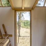 TinyHouse Terra 2. Třikrát stejně, přesto jinak. Kapesní domky na svahu jsou jako sourozenci. Foto: João Carranca