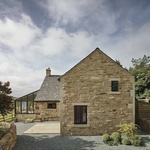 Hocker Farm je kamenná chata v Longnoru, Buxtonu, v národním parku Peak District. Jakýkoli vývoj tak musel být v souladu s místním kontextem, který zcela utvářel vnější vzhled přístavby. Foto: Scott Donald Architecture