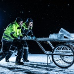 Každé jaro, přibližně v březnu, Icehotel sklízí tuny ledu ze zamrzlé řeky Torne a skladuje ho v nedaleké výrobní hale. Foto: Icehotel/Asaf Kliger