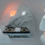 Hosté spí ve spacích pytlích, na sobích kůžích a matracích, které pokrývají bloky ledu. Foto: Icehotel/Asaf Kliger