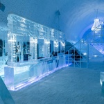 Z ledu (a sněhu) je tu prakticky všechno. Včetně stylových dekorací anebo baru. Foto: Icehotel/Asaf Kliger