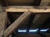 Tlakové injektáže jsou často prováděny v kombinaci s osekáním povrchu prvků, což je dnes považováno za další „přežitou“ a neopodstatněnou metodu. Foto: Soňa Křivánková Tlakové injektáže jsou často prováděny v kombinaci s osekáním povrchu prvků, což je dnes považováno za další „přežitou“ a neopodstatněnou metodu. Foto: Soňa Křivánková