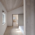 Dům v Avberu ukazuje, jak může revitalizace vnést nový život do tradičních sídel, aniž by je proměnila v muzeální exponáty nebo skanzenová sídla. Foto: J. Martinic Dům v Avberu ukazuje, jak může revitalizace vnést nový život do tradičních sídel, aniž by je proměnila v muzeální exponáty nebo skanzenová sídla. Foto: J. Martinic