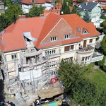 Stav při rekonstrukci, letecký pohled. Zdroj: Atelier Hajný Stav při rekonstrukci, letecký pohled. Zdroj: Atelier Hajný