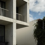 Život v kostce. Casa Rocha se vymyká konvencím. Je to špatně? Foto: Ivo Tavares Studio Život v kostce. Casa Rocha se vymyká konvencím. Je to špatně? Foto: Ivo Tavares Studio