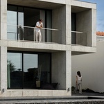 Život v kostce. Casa Rocha se vymyká konvencím. Je to špatně? Foto: Ivo Tavares Studio Život v kostce. Casa Rocha se vymyká konvencím. Je to špatně? Foto: Ivo Tavares Studio