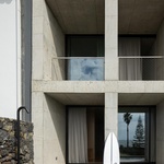 Život v kostce. Casa Rocha se vymyká konvencím. Je to špatně? Foto: Ivo Tavares Studio Život v kostce. Casa Rocha se vymyká konvencím. Je to špatně? Foto: Ivo Tavares Studio