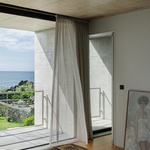 Život v kostce. Casa Rocha se vymyká konvencím. Je to špatně? Foto: Ivo Tavares Studio Život v kostce. Casa Rocha se vymyká konvencím. Je to špatně? Foto: Ivo Tavares Studio