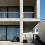 Život v kostce. Casa Rocha se vymyká konvencím. Je to špatně? Foto: Ivo Tavares Studio Život v kostce. Casa Rocha se vymyká konvencím. Je to špatně? Foto: Ivo Tavares Studio