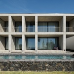 Život v kostce. Casa Rocha se vymyká konvencím. Je to špatně? Foto: Ivo Tavares Studio Život v kostce. Casa Rocha se vymyká konvencím. Je to špatně? Foto: Ivo Tavares Studio