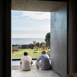 Život v kostce. Casa Rocha se vymyká konvencím. Je to špatně? Foto: Ivo Tavares Studio Život v kostce. Casa Rocha se vymyká konvencím. Je to špatně? Foto: Ivo Tavares Studio