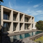 Život v kostce. Casa Rocha se vymyká konvencím. Je to špatně? Foto: Ivo Tavares Studio Život v kostce. Casa Rocha se vymyká konvencím. Je to špatně? Foto: Ivo Tavares Studio