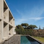 Život v kostce. Casa Rocha se vymyká konvencím. Je to špatně? Foto: Ivo Tavares Studio Život v kostce. Casa Rocha se vymyká konvencím. Je to špatně? Foto: Ivo Tavares Studio