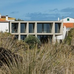 Život v kostce. Casa Rocha se vymyká konvencím. Je to špatně? Foto: Ivo Tavares Studio Život v kostce. Casa Rocha se vymyká konvencím. Je to špatně? Foto: Ivo Tavares Studio