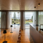 Život v kostce. Casa Rocha se vymyká konvencím. Je to špatně? Foto: Ivo Tavares Studio Život v kostce. Casa Rocha se vymyká konvencím. Je to špatně? Foto: Ivo Tavares Studio