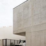 Život v kostce. Casa Rocha se vymyká konvencím. Je to špatně? Foto: Ivo Tavares Studio Život v kostce. Casa Rocha se vymyká konvencím. Je to špatně? Foto: Ivo Tavares Studio
