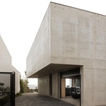 Život v kostce. Casa Rocha se vymyká konvencím. Je to špatně? Foto: Ivo Tavares Studio Život v kostce. Casa Rocha se vymyká konvencím. Je to špatně? Foto: Ivo Tavares Studio