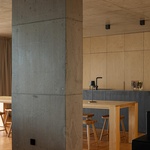 Život v kostce. Casa Rocha se vymyká konvencím. Je to špatně? Foto: Ivo Tavares Studio Život v kostce. Casa Rocha se vymyká konvencím. Je to špatně? Foto: Ivo Tavares Studio